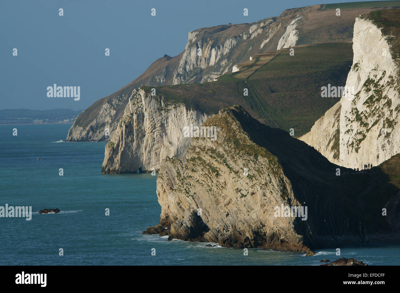 Durdle Dor, ein Ausläufer des Portland-Stein, mit jüngeren, Kreidezeit Kreidefelsen der Bat Kopf und weiße Nothe in der Ferne. Stockfoto