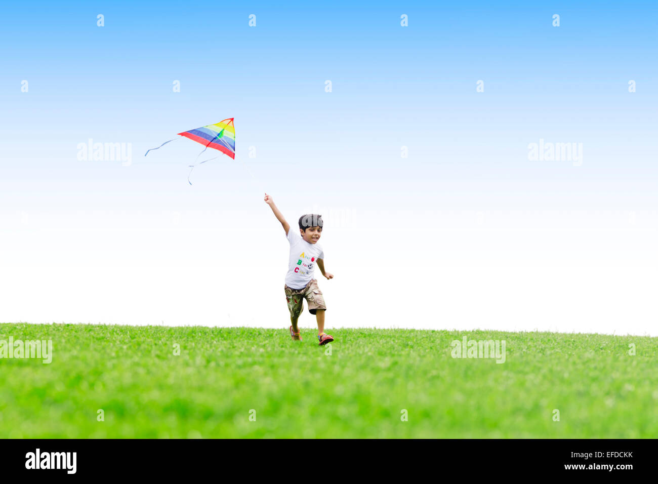 1 indische Kind junge Park Kite fliegen Stockfoto