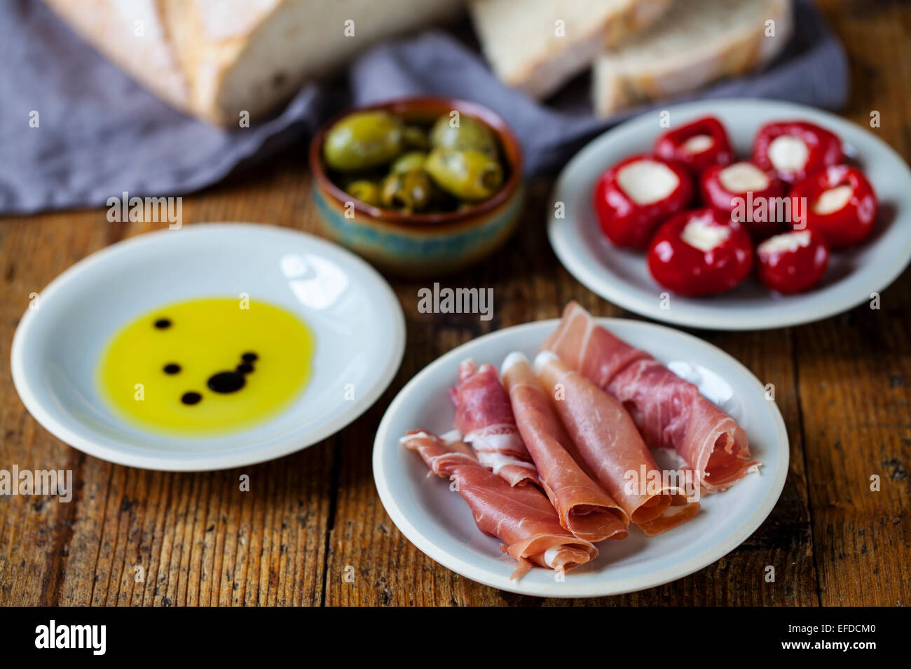 Spanische Tapas: gefüllte Paprika, Oliven und Brot Stockfoto