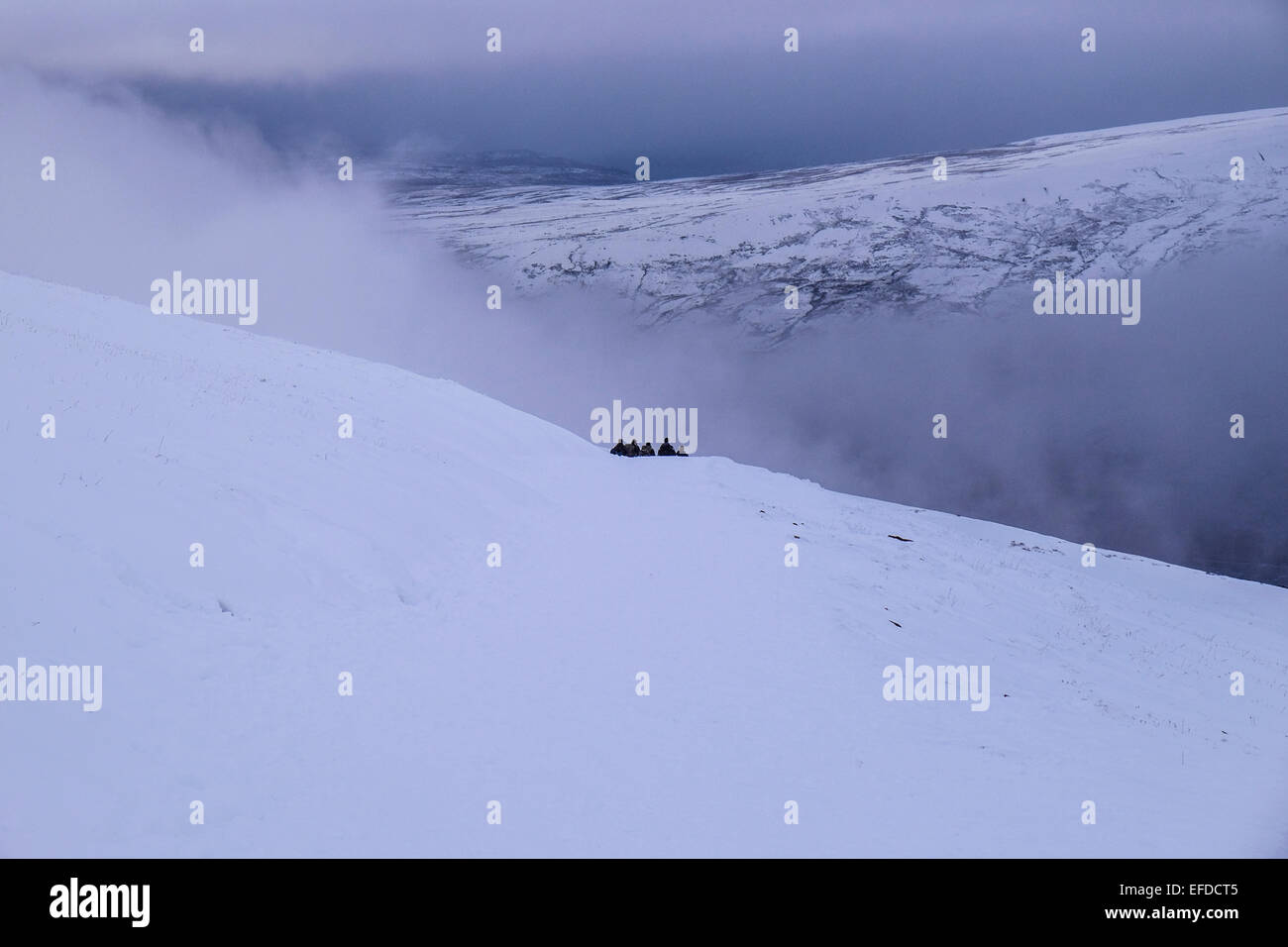 Menschen im Schnee auf den Brecon Beacons. Stockfoto