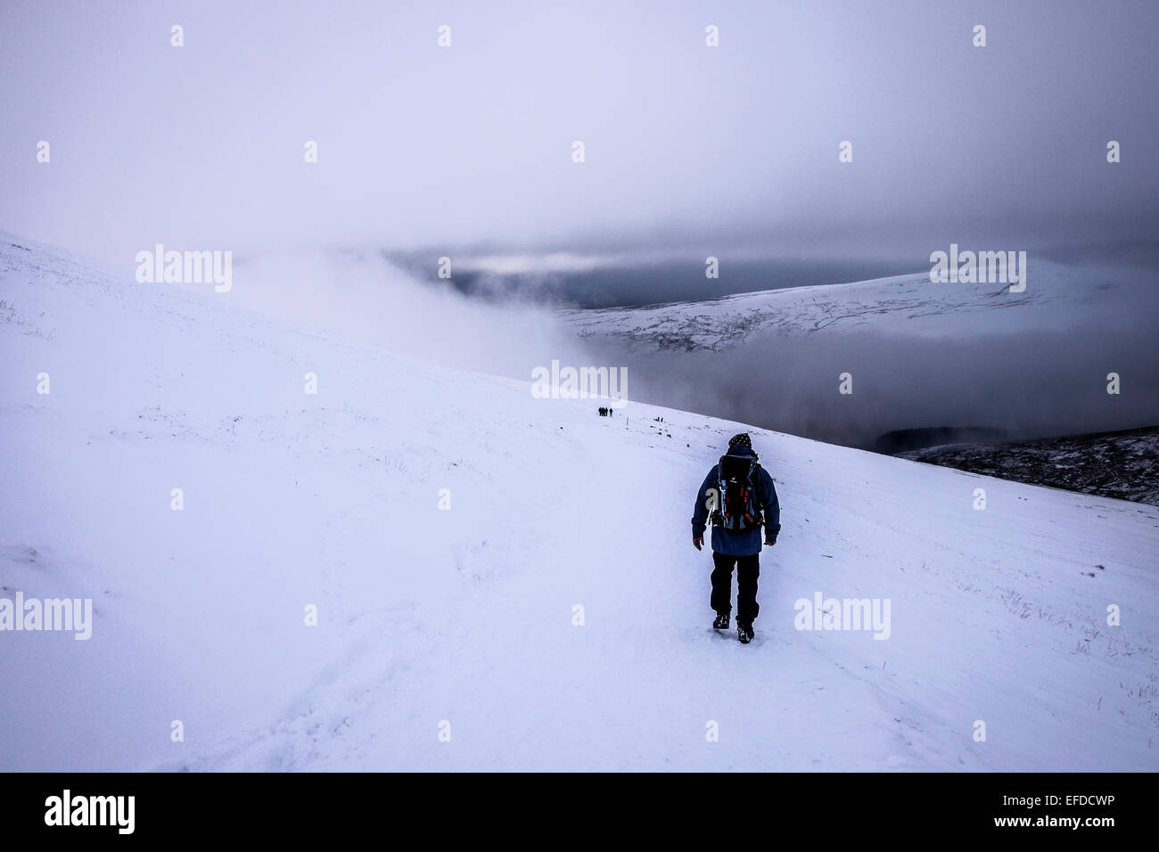 Menschen im Schnee auf den Brecon Beacons. Stockfoto