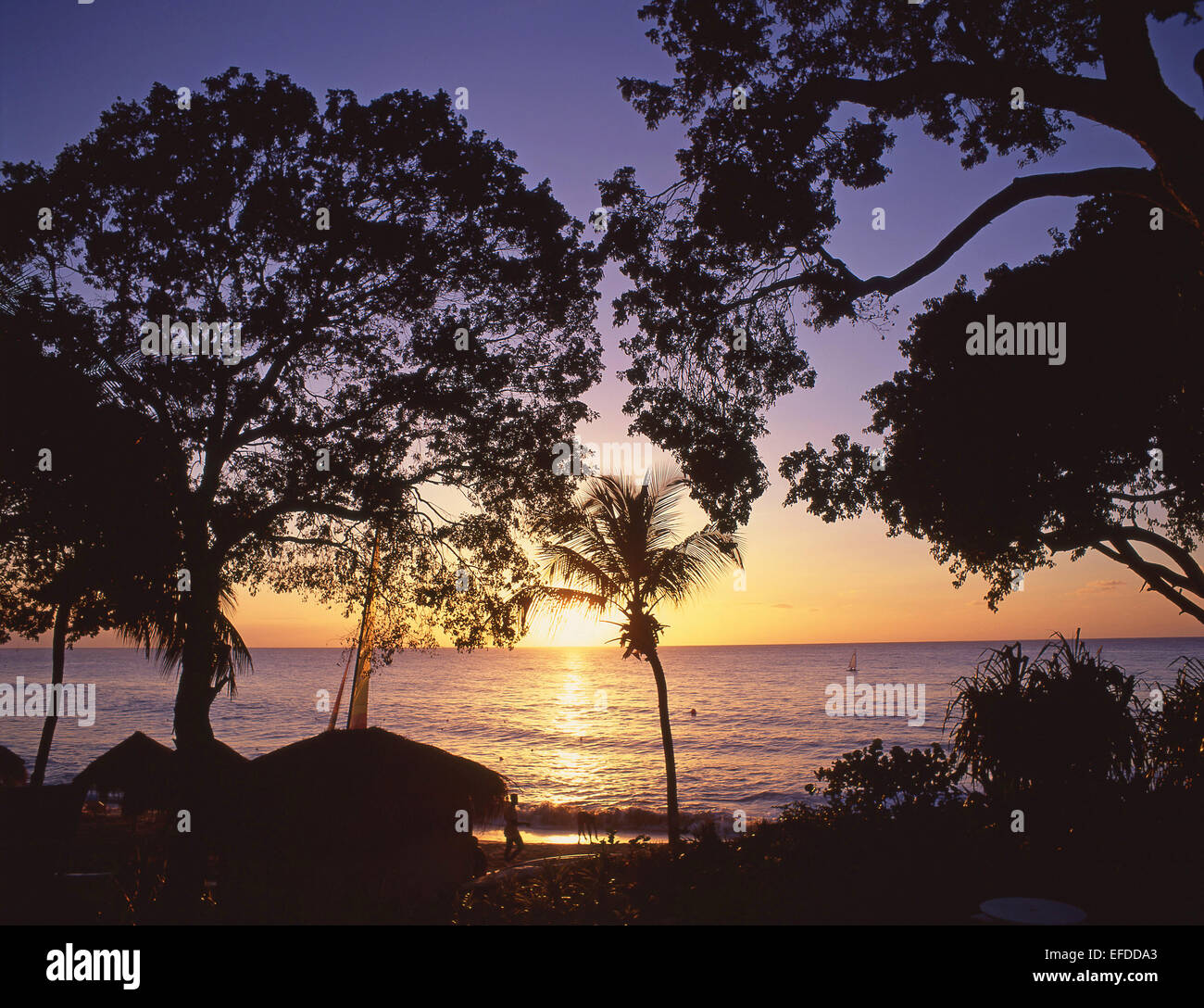 Tamarind Cove Hotel Strand bei Sonnenuntergang, Tamarind Cove, Pfarrkirche des Heiligen Jakobus, Barbados, kleine Antillen, Karibik Stockfoto