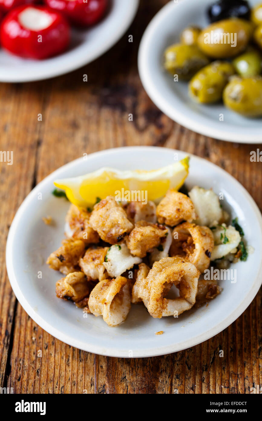Tapas von Tintenfischen, gefüllte Paprika und Oliven Stockfoto