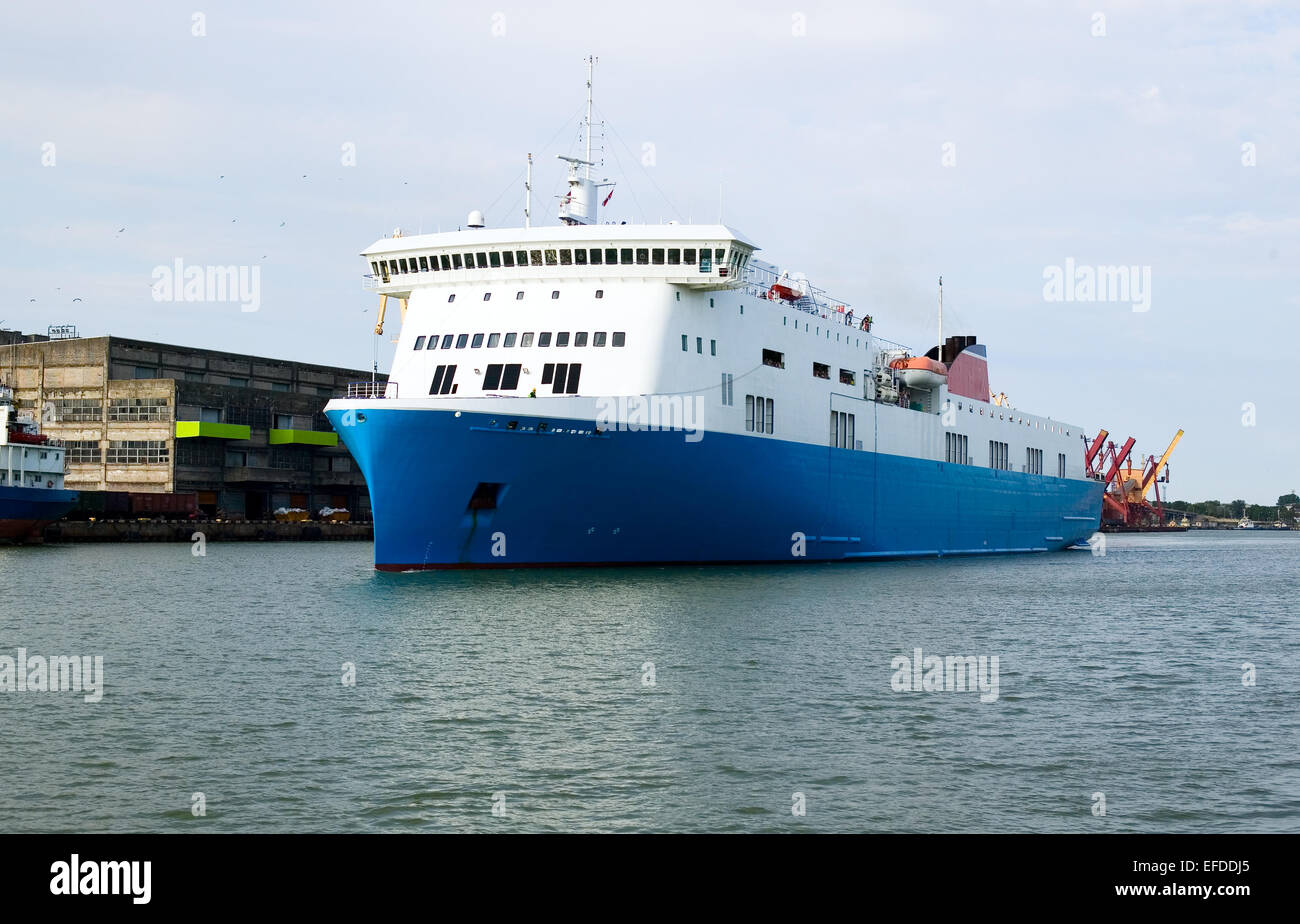 Große kommerzielle Frachter im Hafen, Transportkonzept Stockfoto