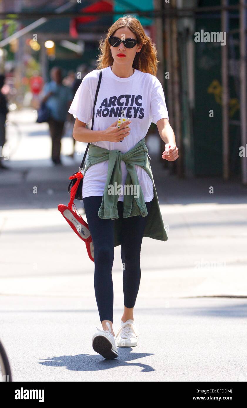 Ein gekleideter, Alexa Chung, tragen ein Arctic Monkeys T-shirt entdeckt unterwegs im East Village. Chung datiert der Lead-Sänger der Band, Alex Turner, für vier Jahre vor dem Spalten mit dem Musiker im Jahr 2011.  Mitwirkende: Alexa Chung Where: neue Y Stockfoto