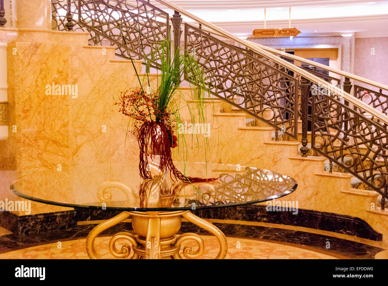 Auf einem gold plattiert Tisch neben einer Treppe in das Emirates Palace Hotel in Abu Dhabi anzeigen Stockfoto