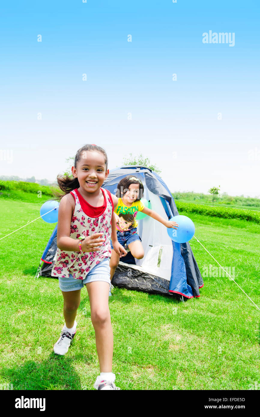 2 indische Kinder Freund Park Picknick laufen Stockfoto