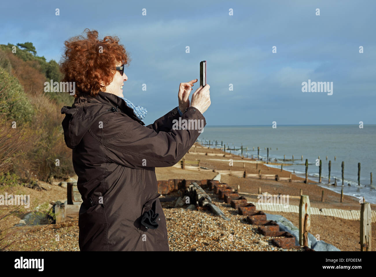 Frau, die das Fotografieren mit dem iPhone Stockfoto