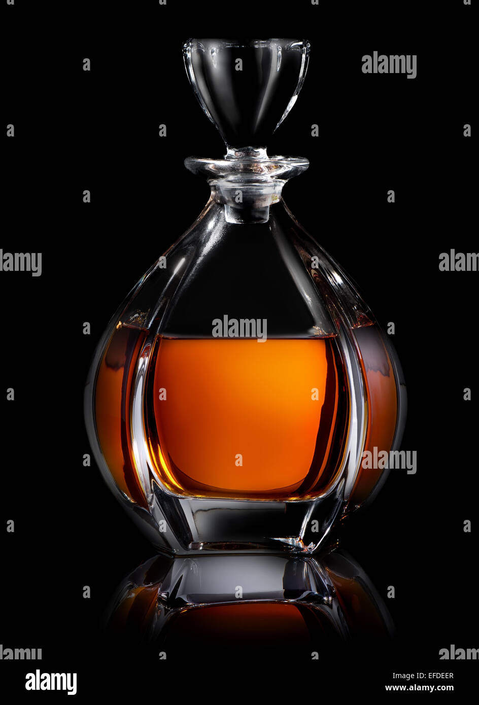 Dekanter Cognac auf schwarzem Hintergrund Stockfoto