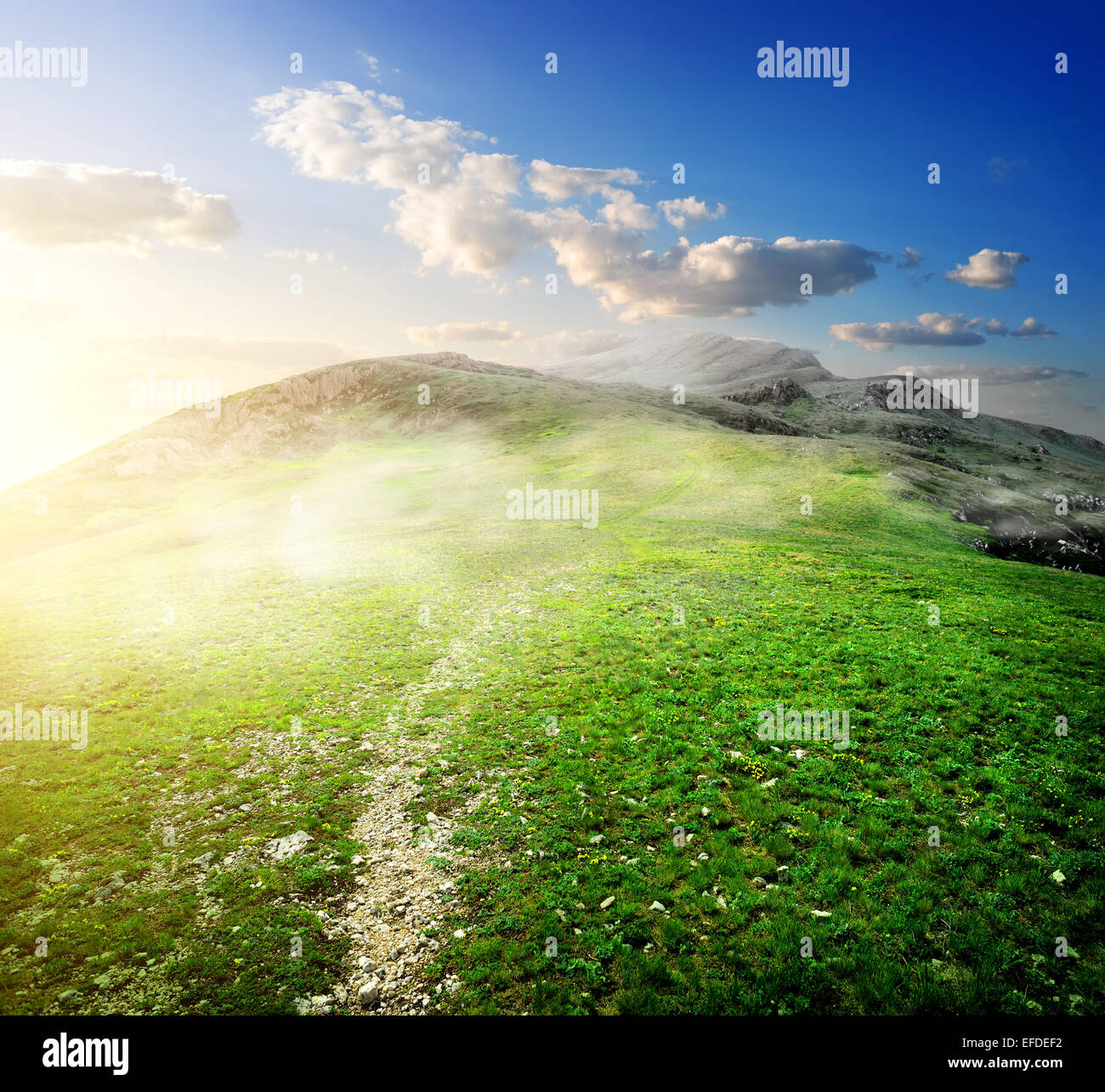 Morgennebel und Sonne in den Bergen Stockfoto