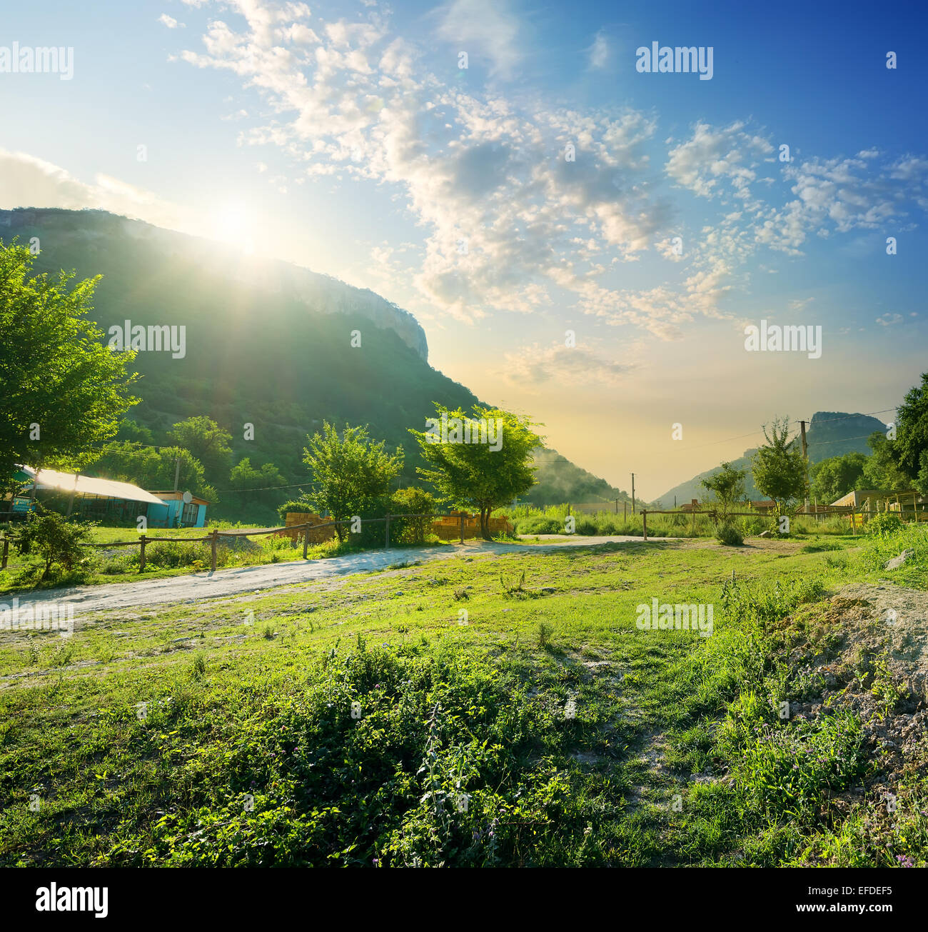 Kleines Dorf in den Bergen an einem sonnigen Morgen Stockfoto