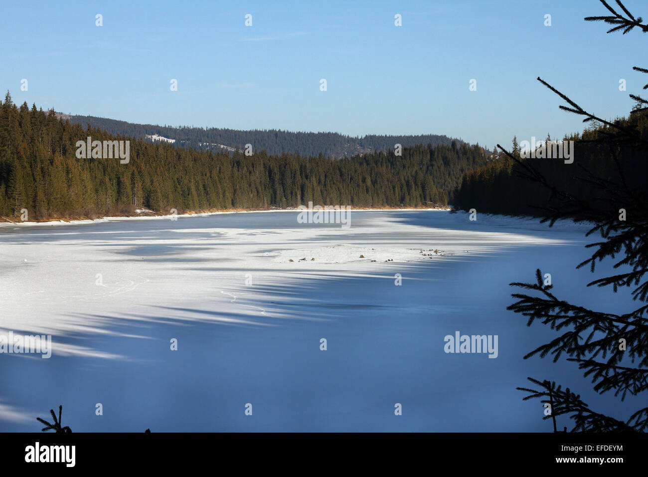 gefrorenen Bergsee im späten Dezember Belis, Rumänien Stockfoto