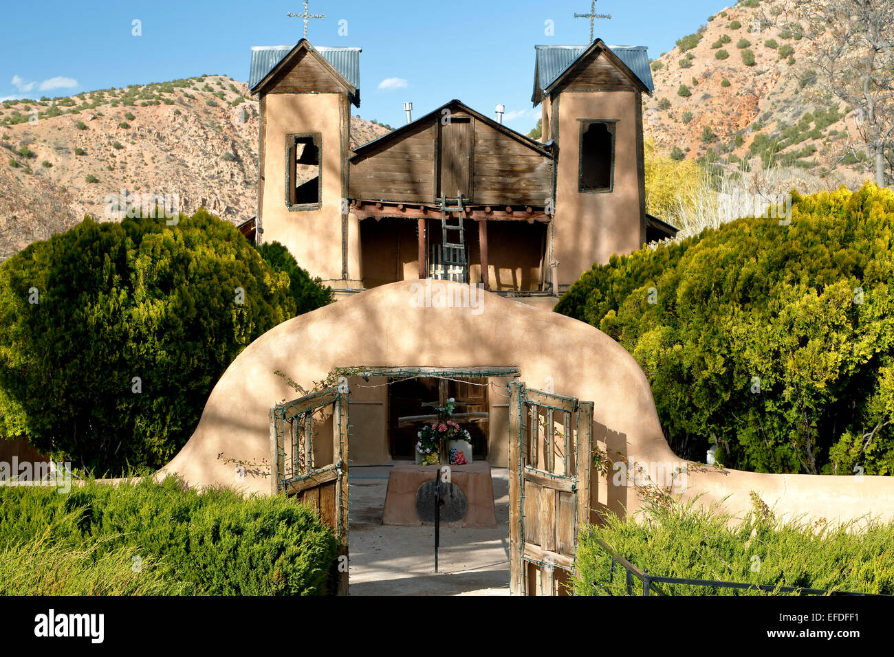 Adobe-Tor und Santuario de Chimayo, Chimayo, New Mexico, Vereinigte Staaten Stockfoto