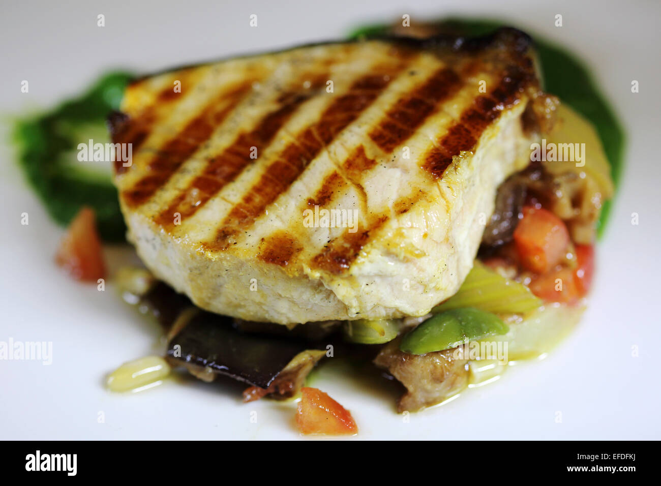 Gebratene Schwertfisch serviert mit Gemüse im Larte Restaurant in Mailand, Italien. Stockfoto