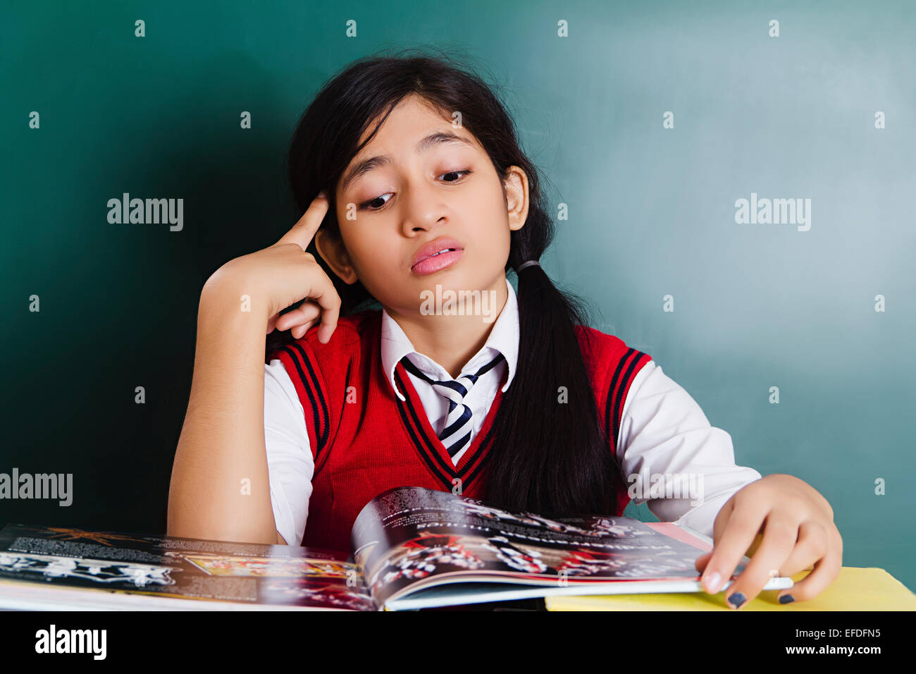 1 indische Mädchen Student Schulbuch Studie Stockfoto