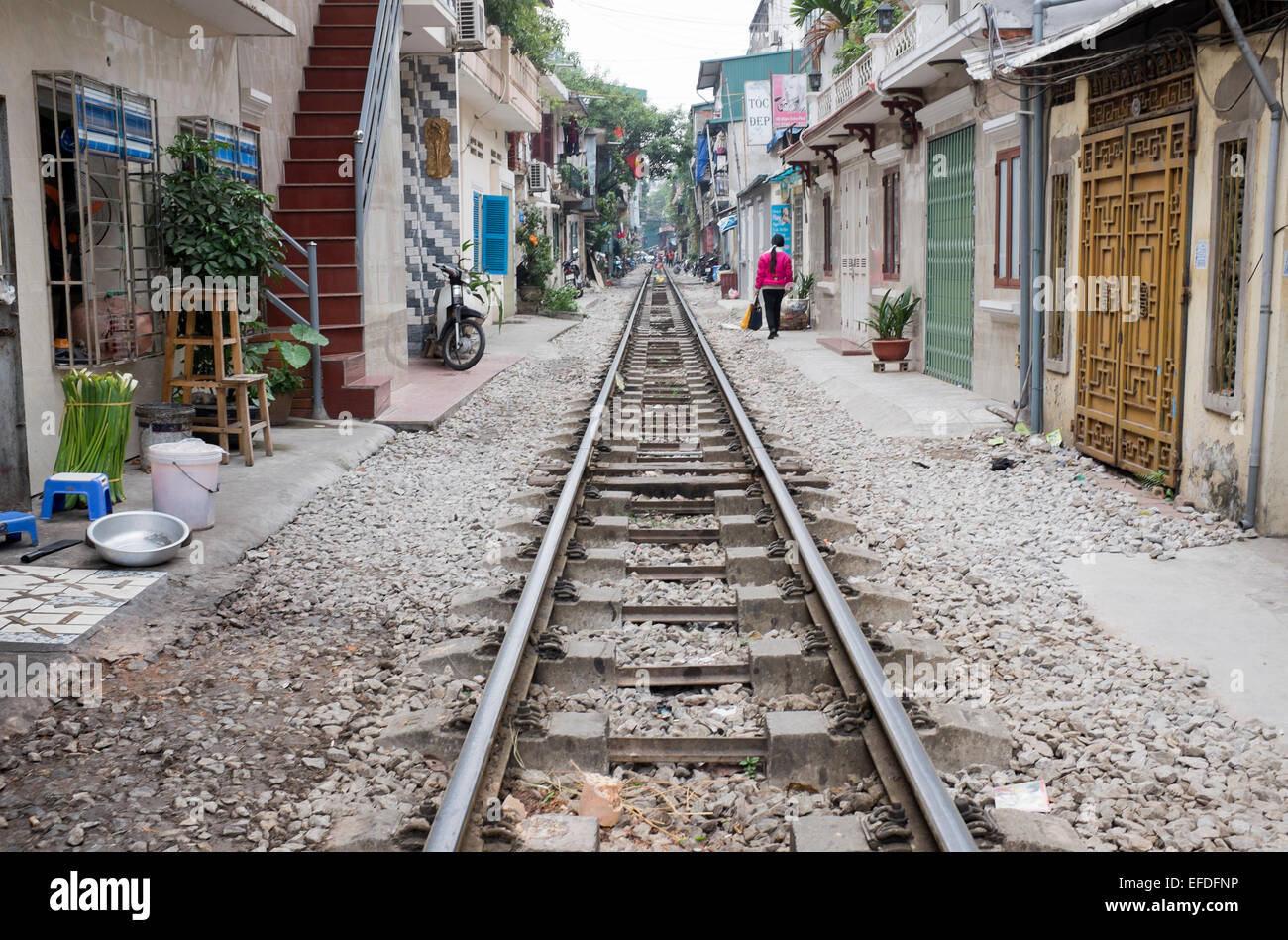 Eisenbahnschienen durchzogen Zentrum von Hanoi Vietnam Stockfoto