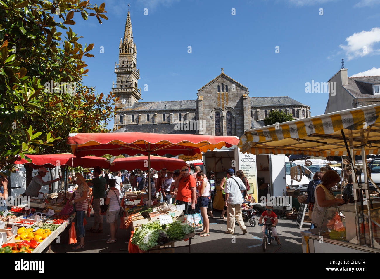 Markttag in Lannilis, Finistère, Bretagne, Frankreich. Stockfoto