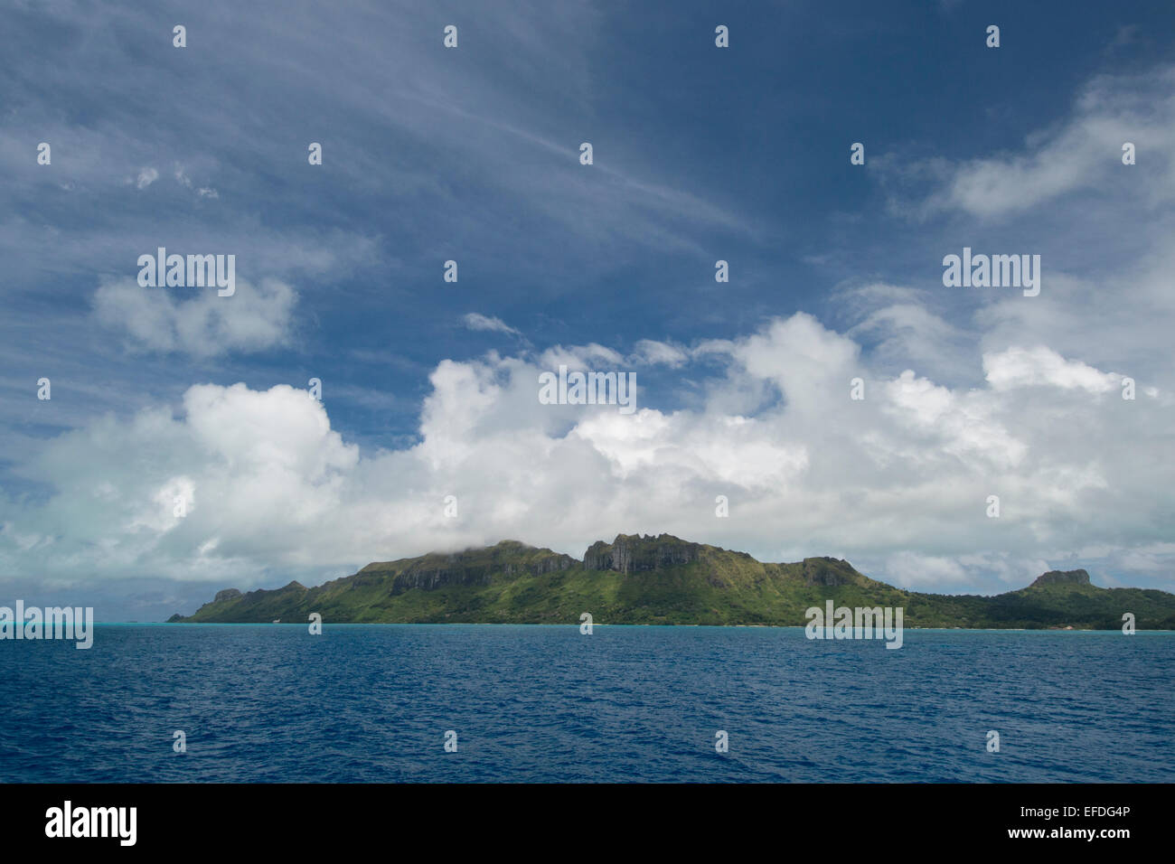 Französisch-Polynesien, Austral-Inseln Raivavae. Pazifik-Blick auf die abgelegenen vulkanischen Insel Raivavae. Stockfoto
