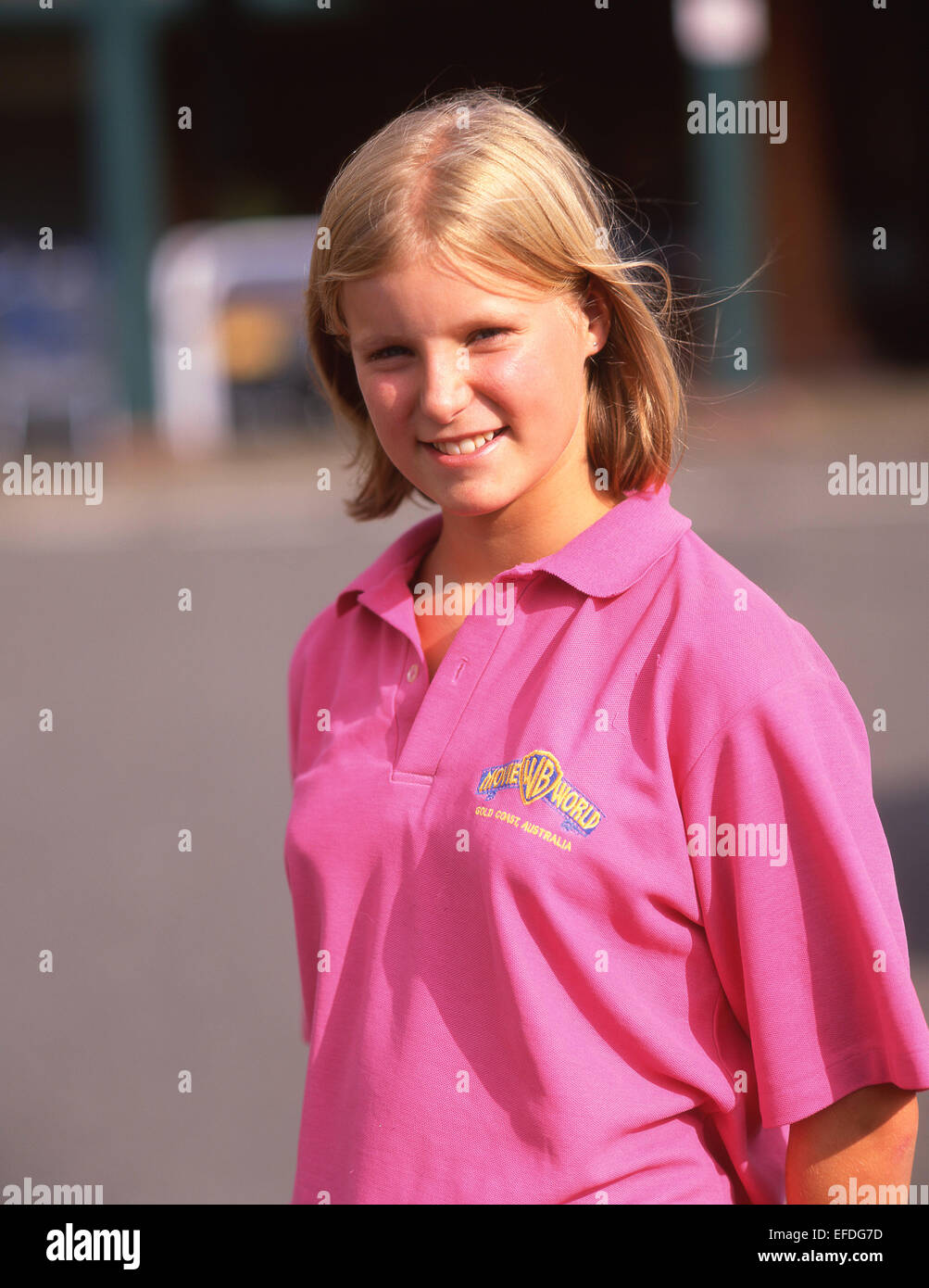 Junge Teenager blonde Mädchen tragen Polo-Shirt, Winkfield, Berkshire, England, Vereinigtes Königreich Stockfoto