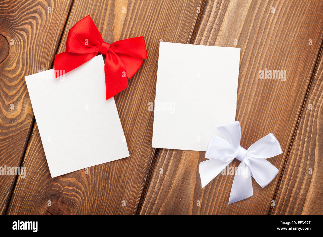 Valentinstag Grußkarten oder Bilderrahmen mit Bogen über hölzerne Hintergrund Stockfoto