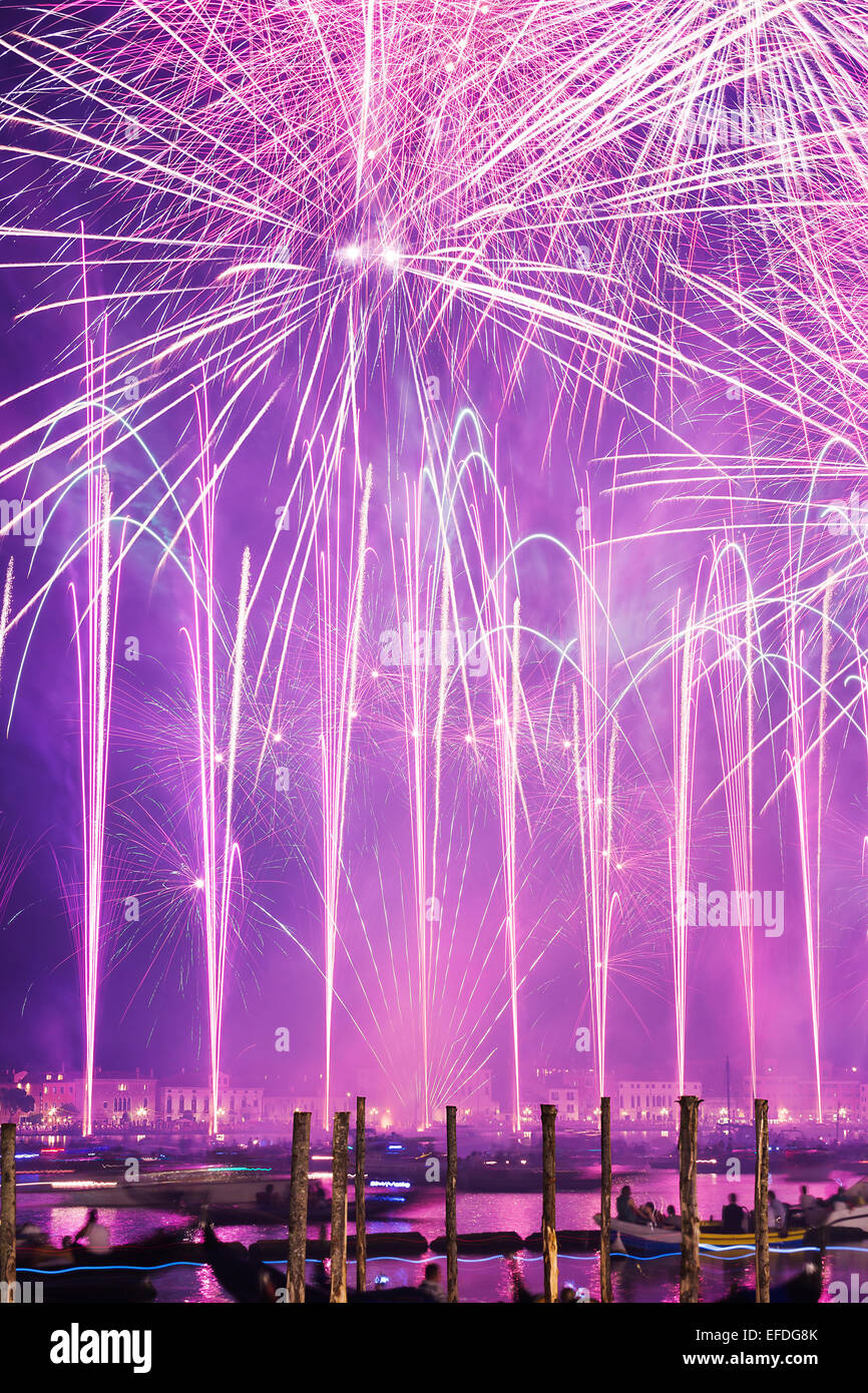 Redentore Urlaub, Erlöser Festival Feuerwerk, schöne rosa Gruß über Wasser, traditionelle Feier, Tourismus und Reisen Stockfoto