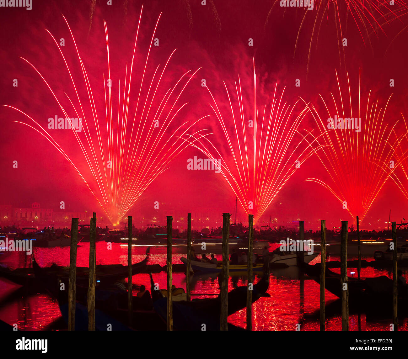 Redentore Urlaub, Erlöser Festival Feuerwerk, schöne rote Gruß über Wasser, traditionelle Feier, Tourismus und Reisen Stockfoto