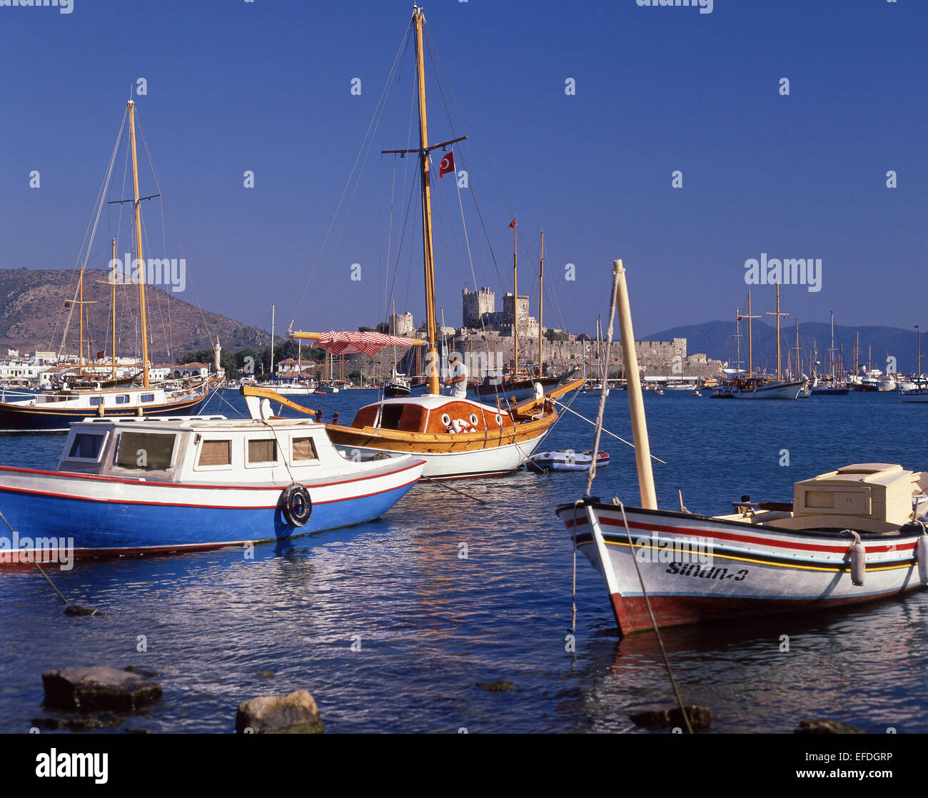 Blick auf Hafen und Burg Bodrum, Bodrum, Halbinsel Bodrum, Provinz Mugla, Republik Türkiye Stockfoto