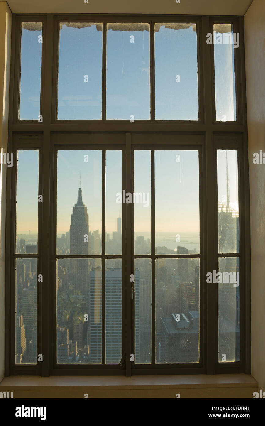 EMPIRE STATE BUILDING DURCH FENSTER AN DER FIFTH AVENUE IN MANHATTAN NEW YORK CITY USA ROCKEFELLER CENTER (© RAYMOND HOOD 1939) Stockfoto