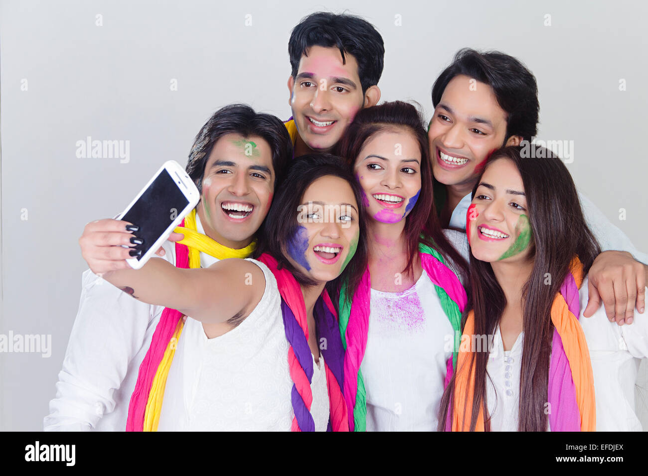 indische Freunde Gruppe Holi Festival Telefon selfie Stockfoto