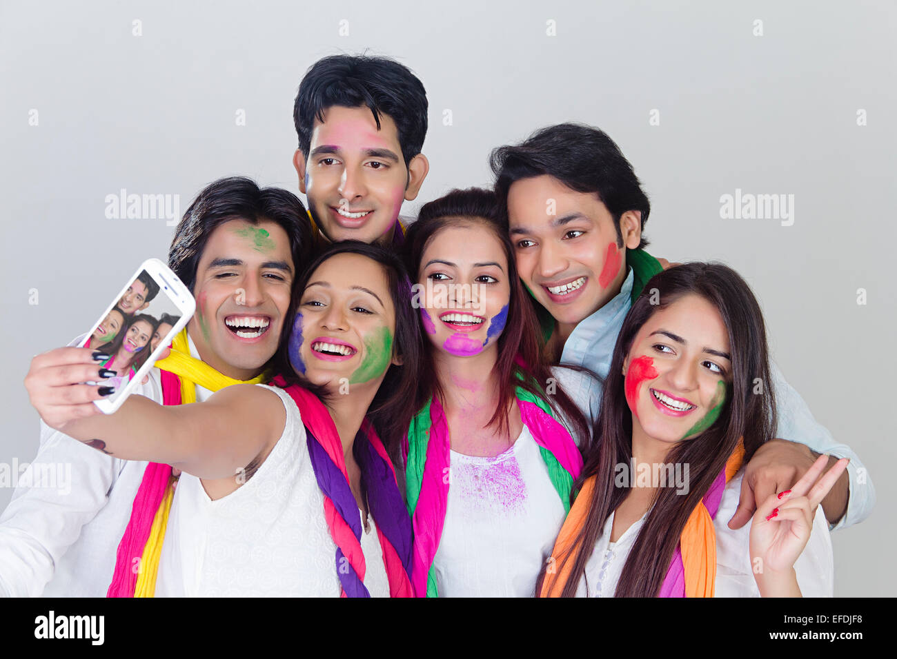 indische Freunde Gruppe Holi Festival Telefon selfie Stockfoto