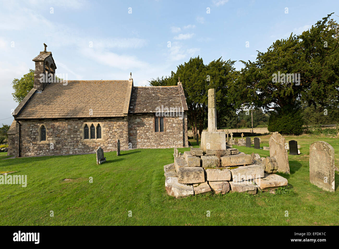 Reste von dem Kirchhof Kreuz, St. Bridget Kirche, klassische Norman Form, Llansantffraed, Monmouthshire, Wales, UK Stockfoto