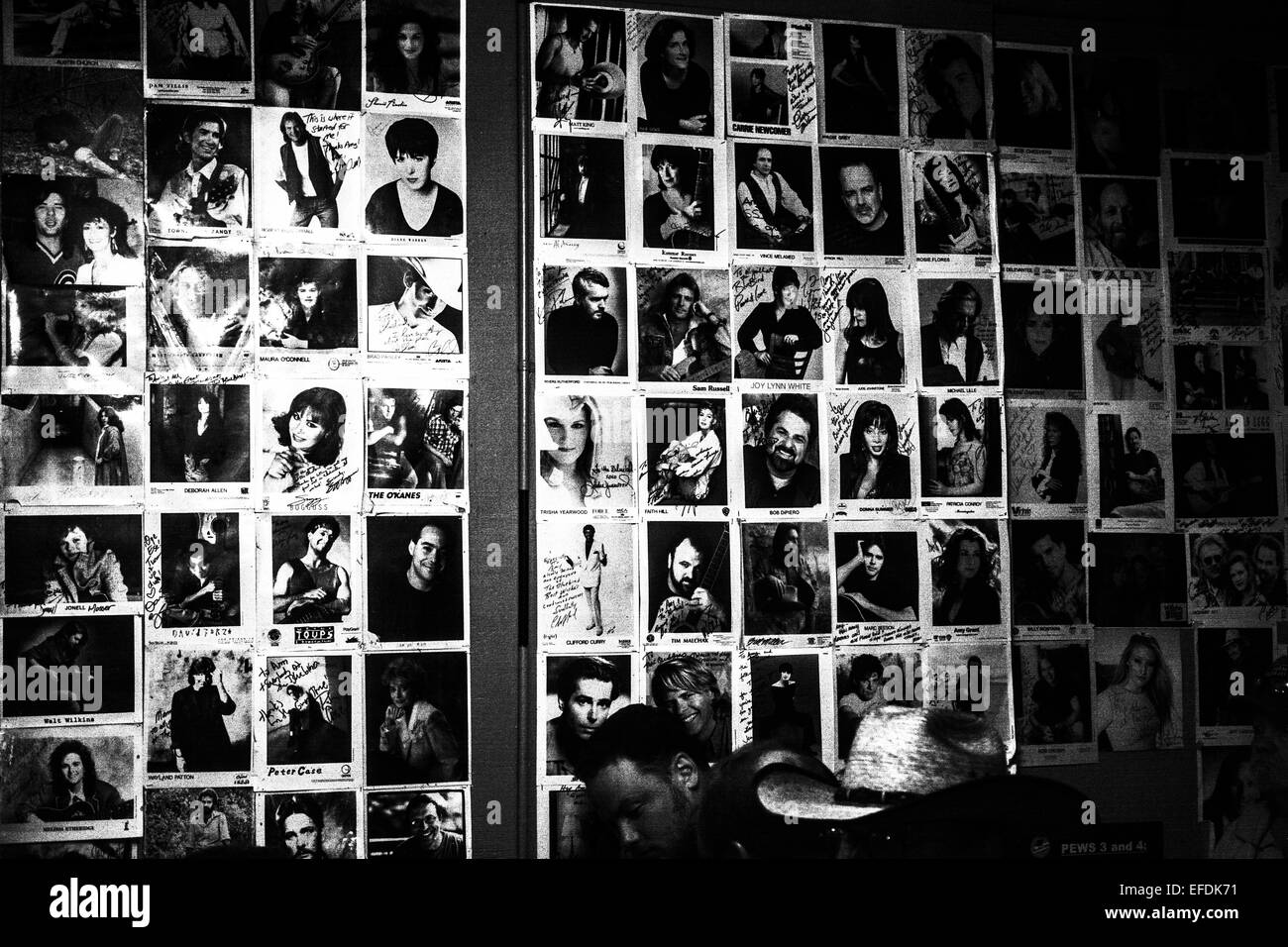 Eine Wand aus & schwarz-weiß Foto-Kopf-Aufnahmen der Songwriter & Musiker, die auf der Blue Bird Cafe in Nashville TN durchgeführt haben Stockfoto