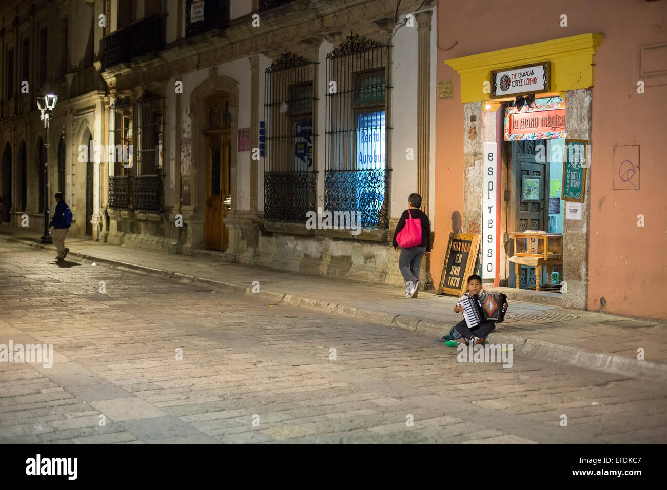 Oaxaca, Mexiko - ein sieben-Jahr-alter Junge spielt Akkordeon und singt für Tipps auf der Straße. Stockfoto