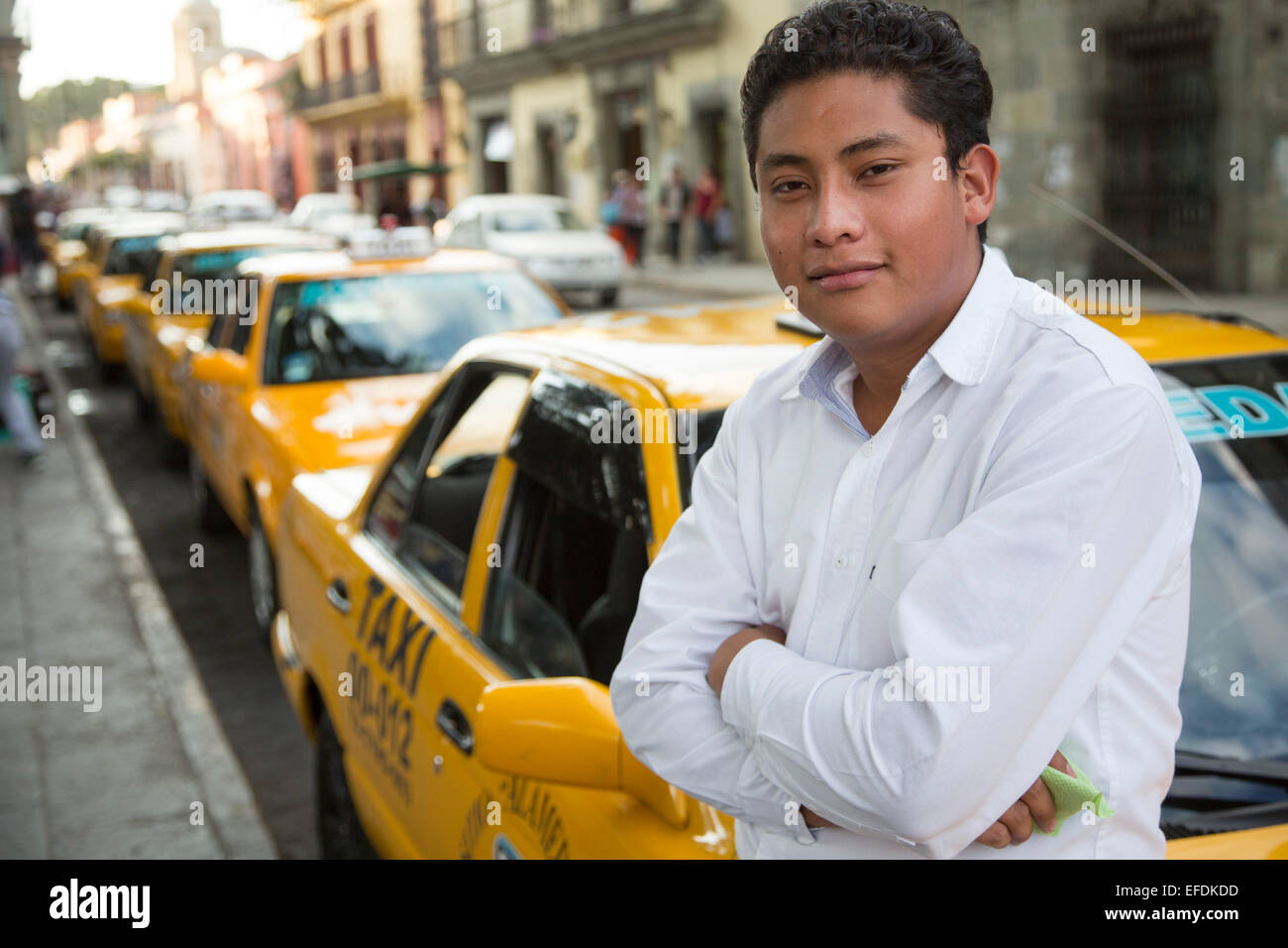 Oaxaca, Mexiko - ein Taxifahrer wartet auf Tarife. Stockfoto