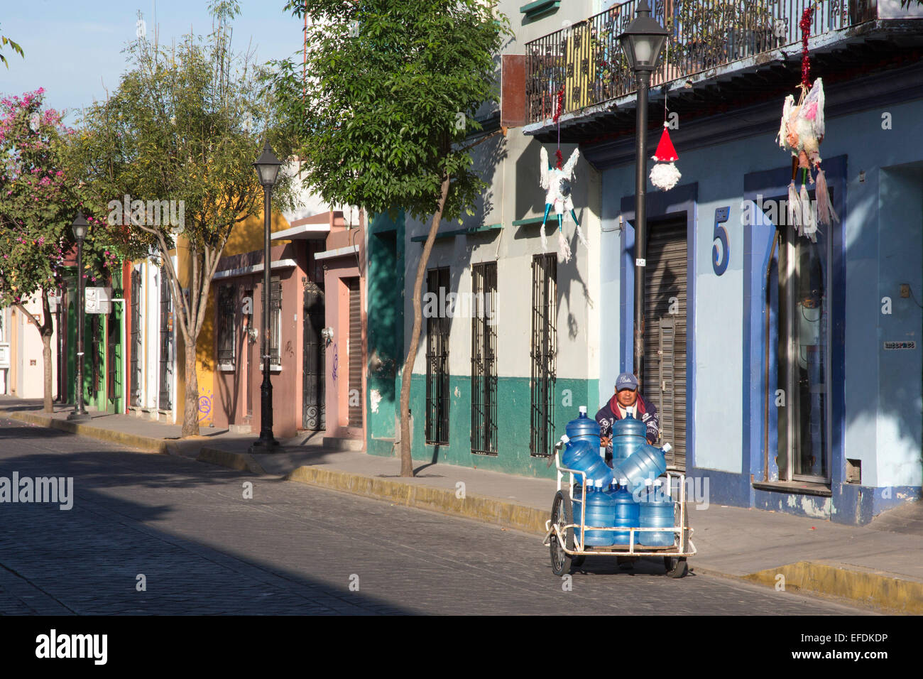 Oaxaca, Mexiko - ein Mann liefert Mineralwasser mit einem Handwagen. Stockfoto