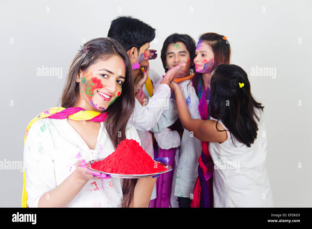 Genießen Sie indische Freundesgruppe Holi-Fest Stockfoto