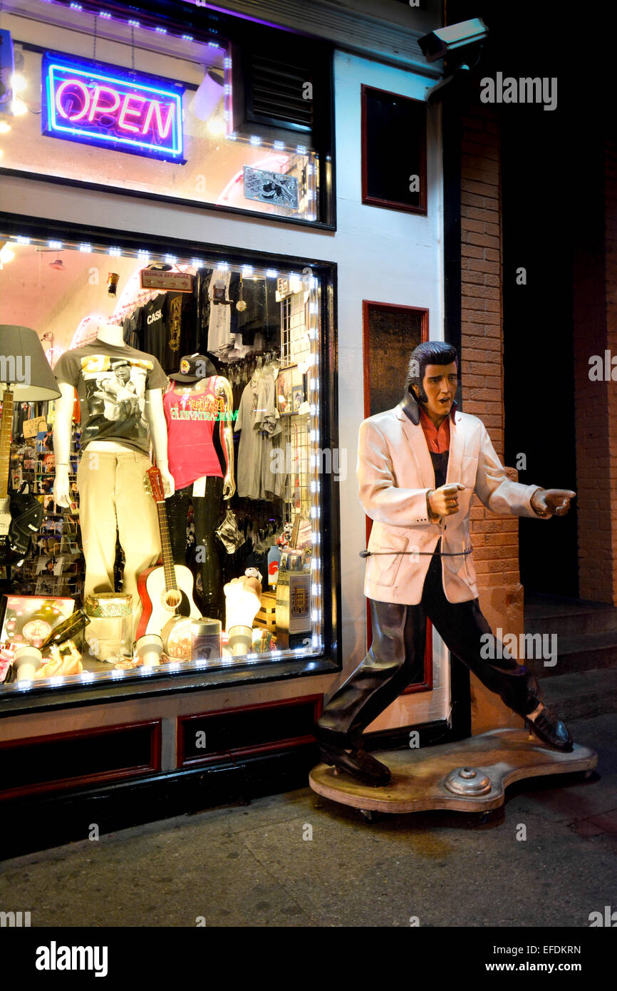 Leben Größe Elvis Presley Statue schlägt eine Tanz-Pose vor dem Geschenkladen in der Innenstadt von Nashville TN in der Nacht Stockfoto