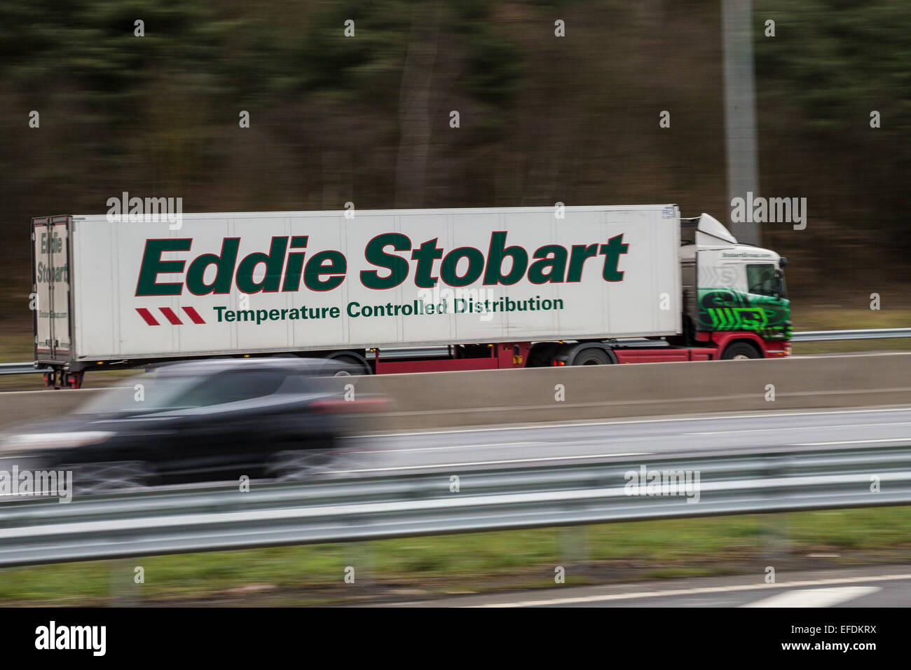 Ein Eddie Stobart gebrandmarkt Sattelschleppers Überschrift ostwärts auf der M25 Autobahn in der Nähe von Junction 26 in Essex, Großbritannien Stockfoto