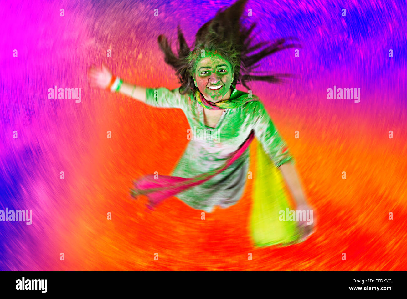 1 indische Dame Holi Festival genießen Stockfoto