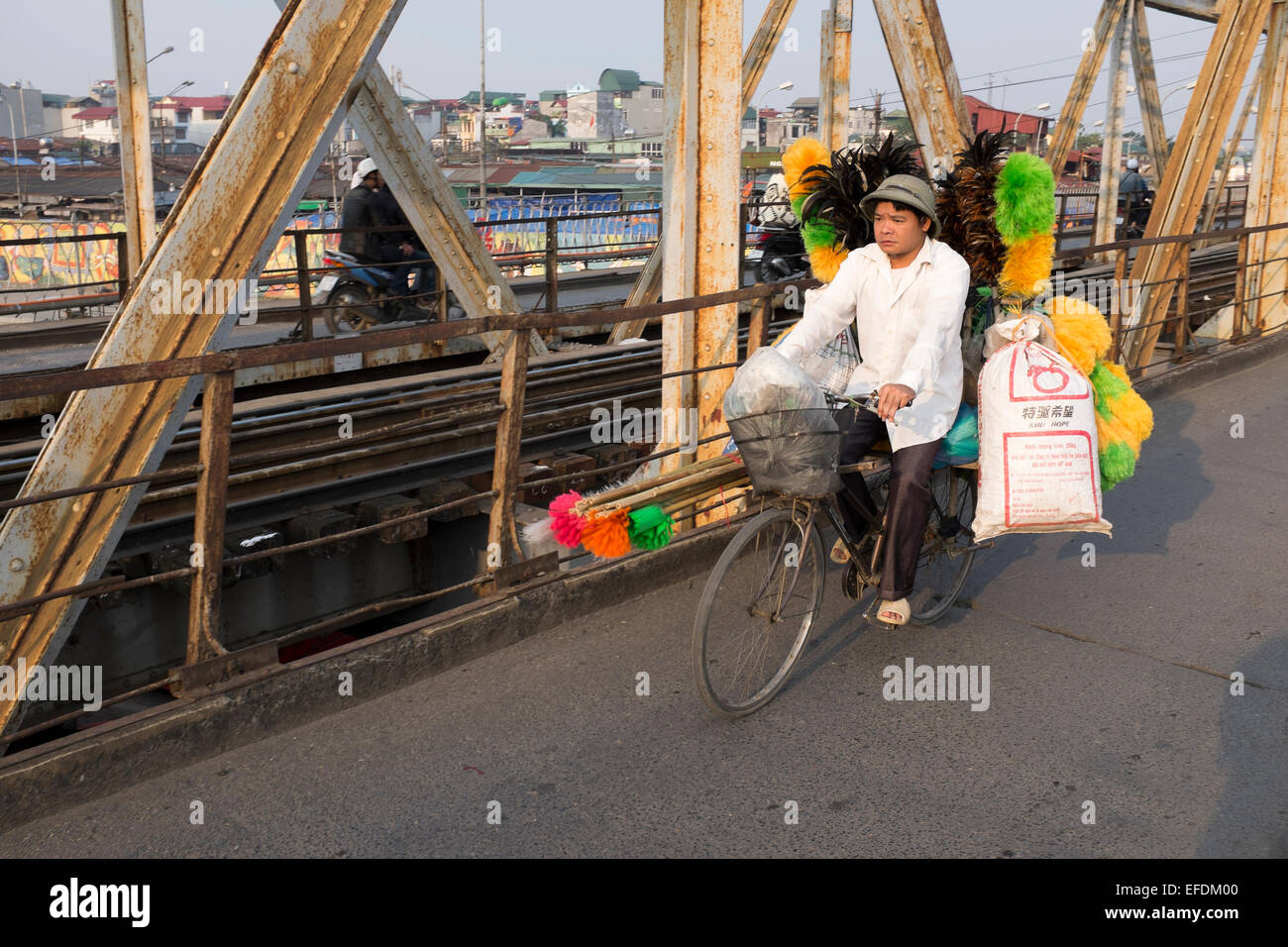 Fahrrad-Hersteller Radfahren über Long Bien Railway Bridge Hanoi Vietnam Stockfoto