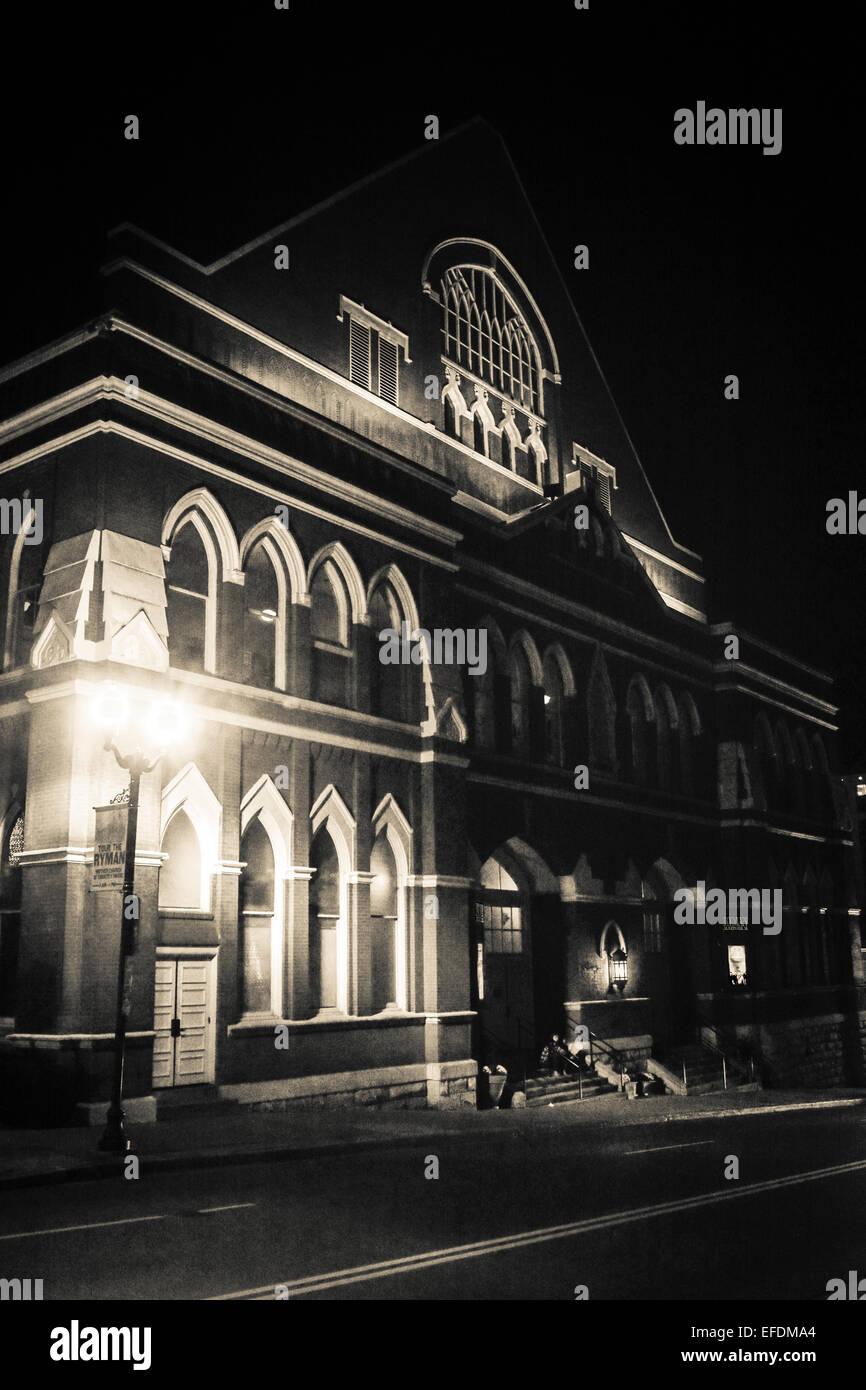Ein Nachtbild des berühmten Wahrzeichens, des Ryman Auditorium in Music City, Nashville, TN, in Schwarz-Weiß Stockfoto