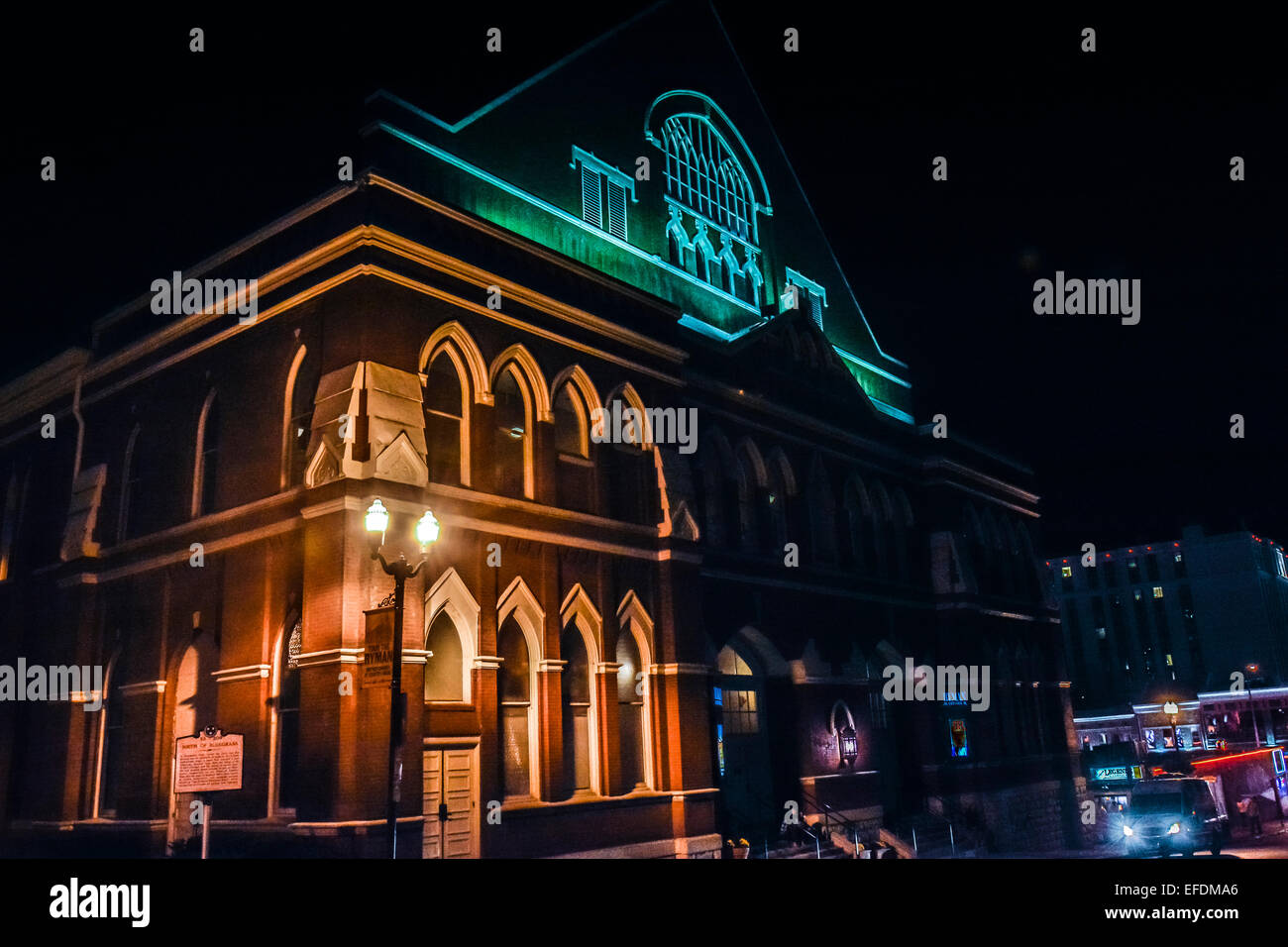 Eine nächtliche Bild von dem berühmten Wahrzeichen, das Ryman Auditorium in Music City, Nashville, TN Stockfoto