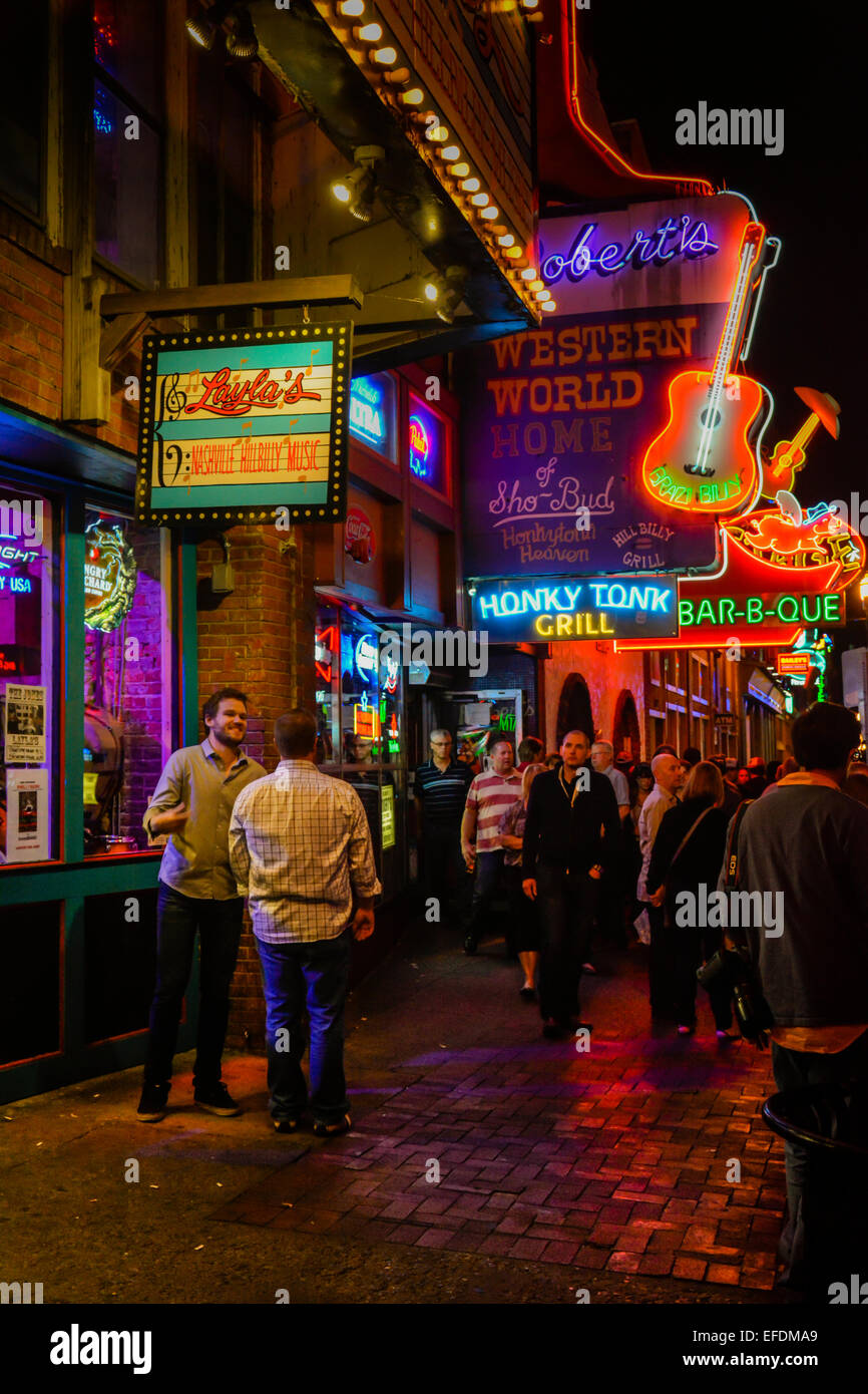 Nächtliche Neon leuchtet lower Broadway für Touristen Cruisen Musik Unterhaltungsviertel in der Innenstadt von Nashville TN Stockfoto