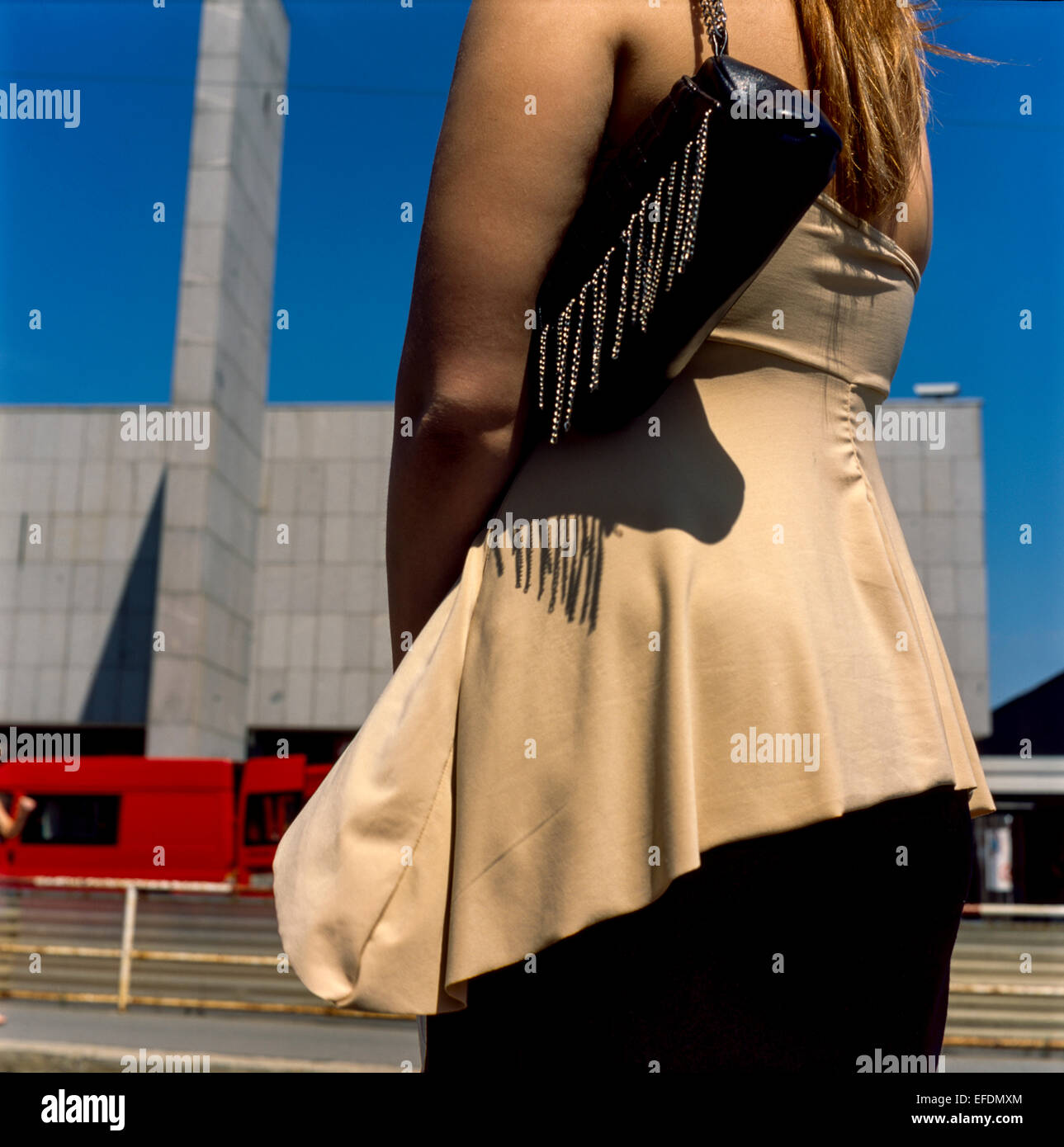Frau Handtasche Straße Mode Kleidung Lifestyle Stockfoto