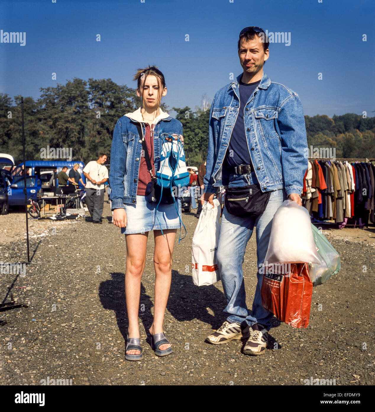 Paar mit Käufen verlassen vom Markt, Tschechische Republik Jeans Street-Stil Stockfoto