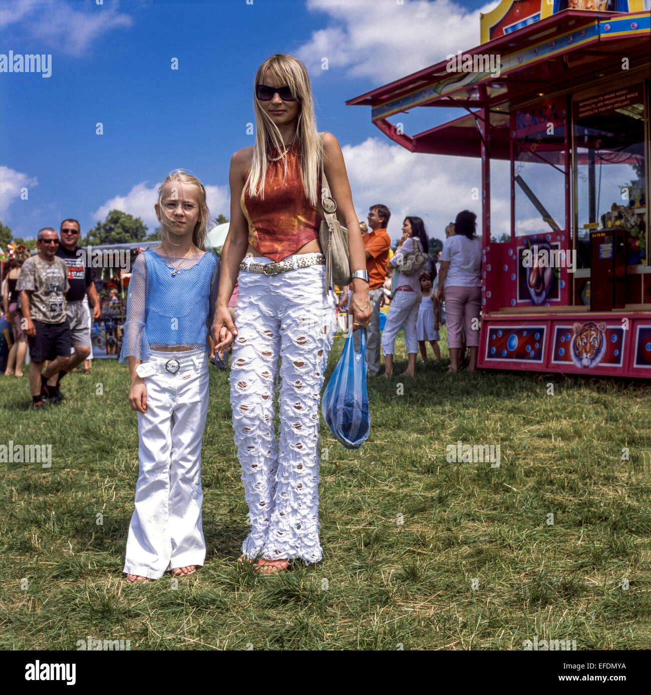 Porträt einer Mutter-Tochter-Jeans im Stil einer weißen Jeans, Sommermesse auf dem Land, Tschechische Republik Europa Stockfoto