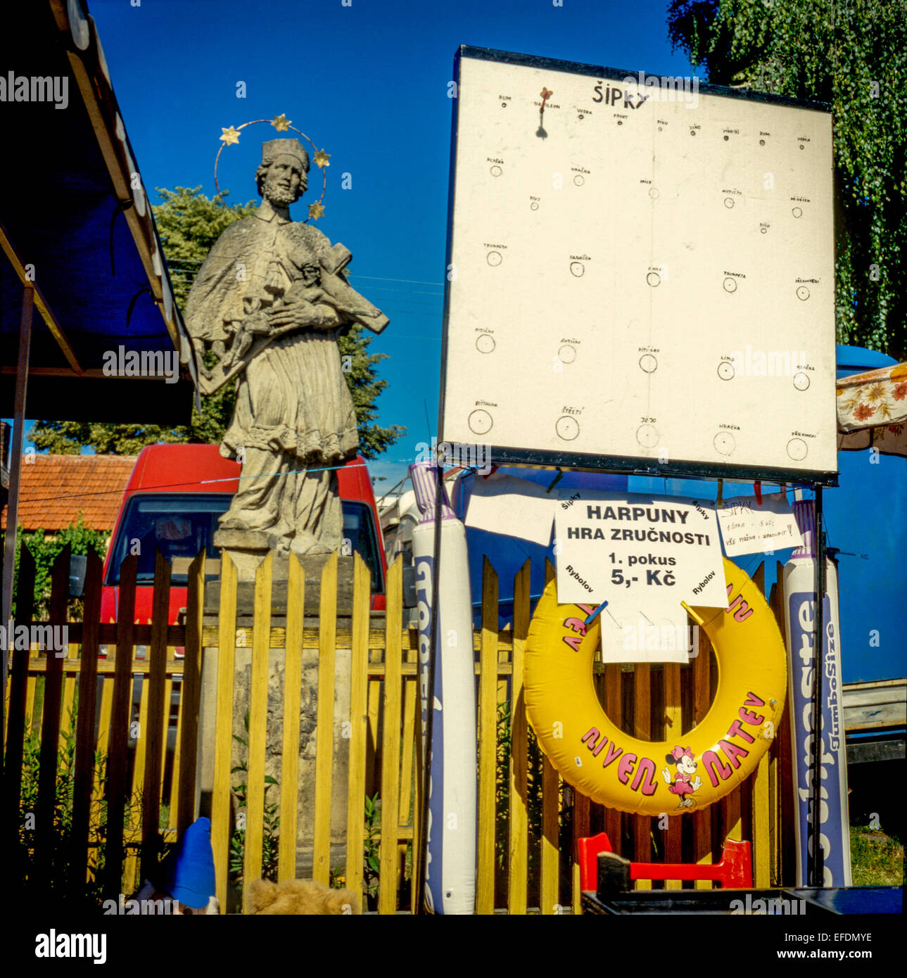 Katholischen Heiligen, der Hl. Johannes Nepomuk Statue, während ein Dorf fair, Tschechische Republik Europa Stockfoto
