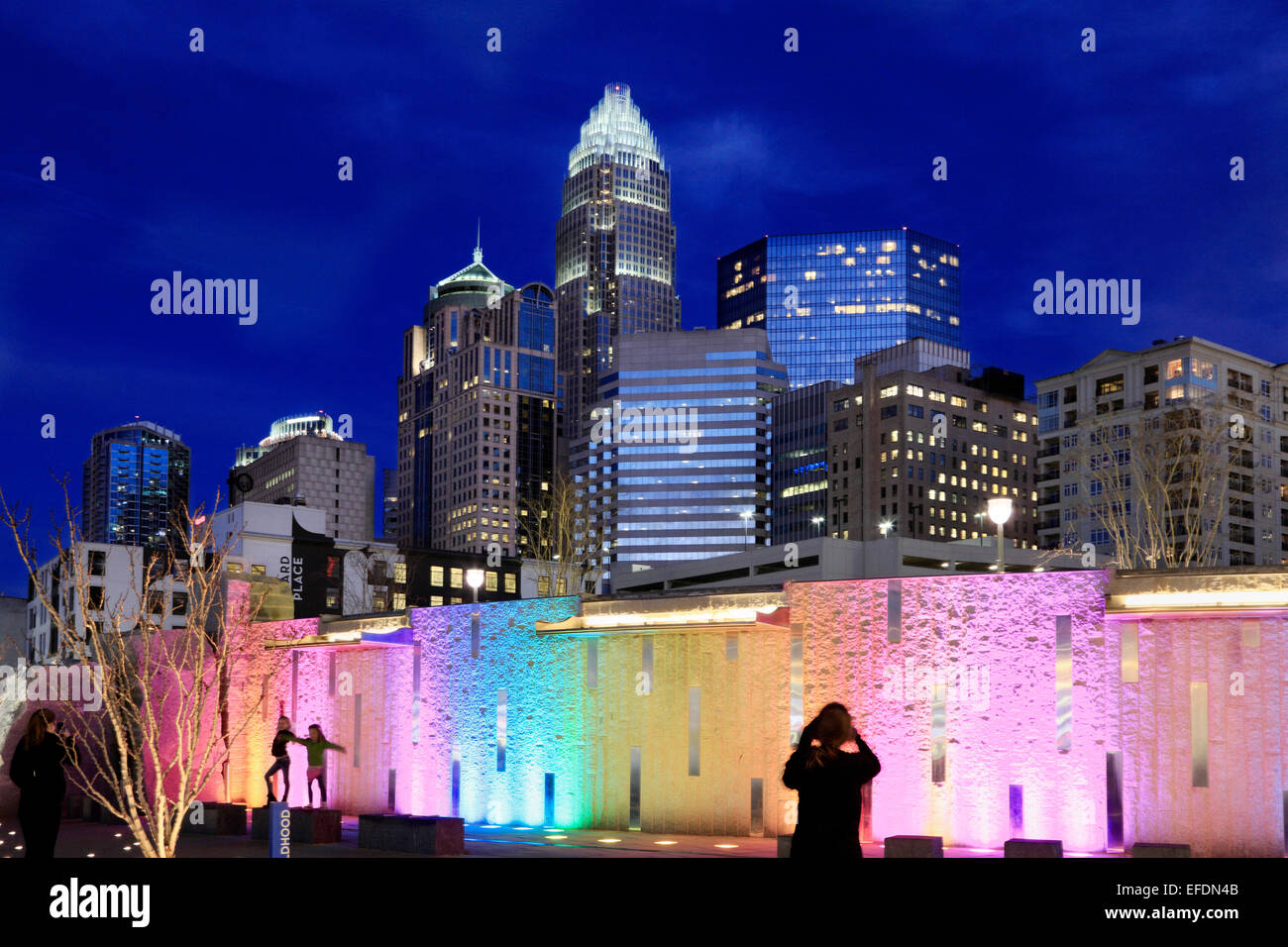 Charlotte, North Carolina. Blick auf die Skyline von Romare Bearden Park in der Nacht. Stockfoto