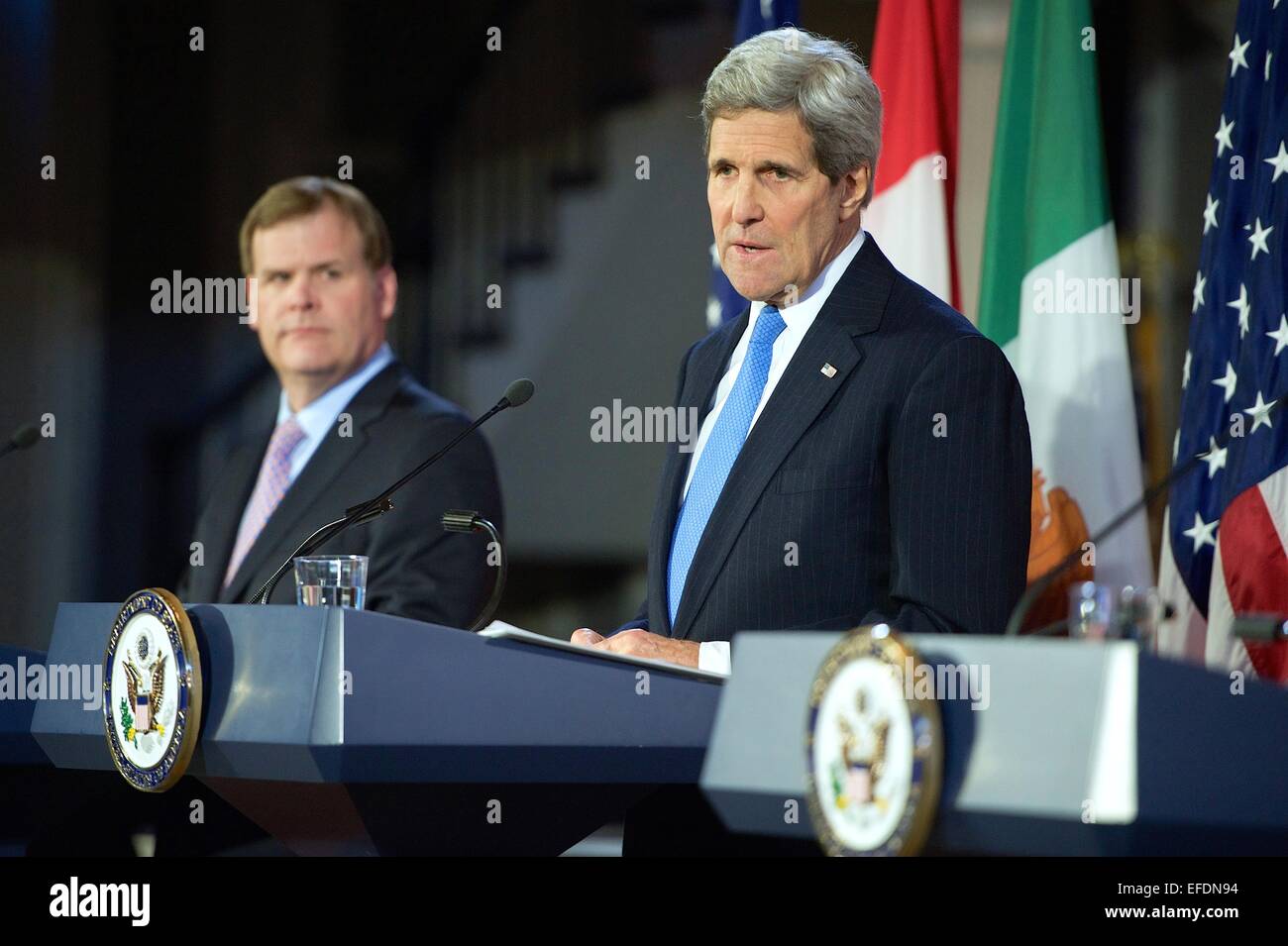 US-Außenminister John Kerry richtet sich Reporter während einer gemeinsamen Pressekonferenz mit kanadischen Außenminister John Baird und mexikanischer Außenminister JosŽ Antonio Meade in Faneuil Hall 31. Januar 2015 in Boston, Massachusetts. Die drei sind die nordamerikanischen Ministertagung anwesend. Stockfoto