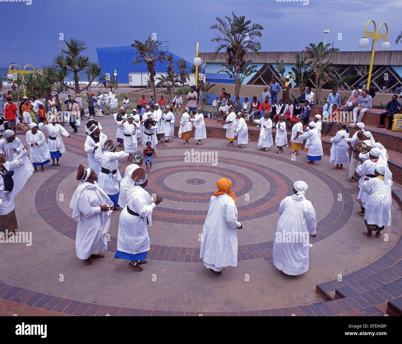 Zulu-Frauen Tänzer auf der Strandpromenade, Durban, Provinz KwaZulu-Natal, Südafrika Stockfoto